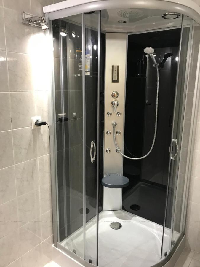 Apartamento Luxury Basement In The Surrounding Of Budapest Mogyoród Exterior foto