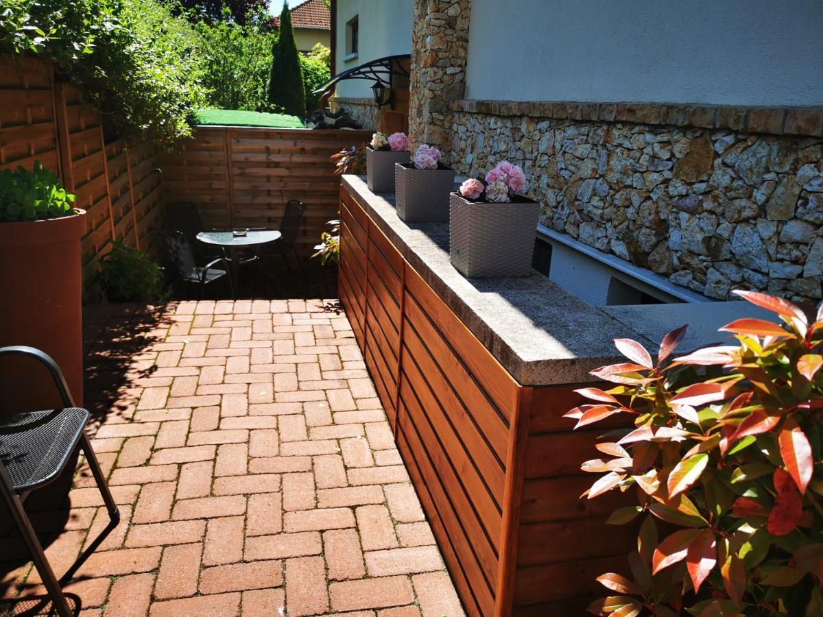 Apartamento Luxury Basement In The Surrounding Of Budapest Mogyoród Exterior foto