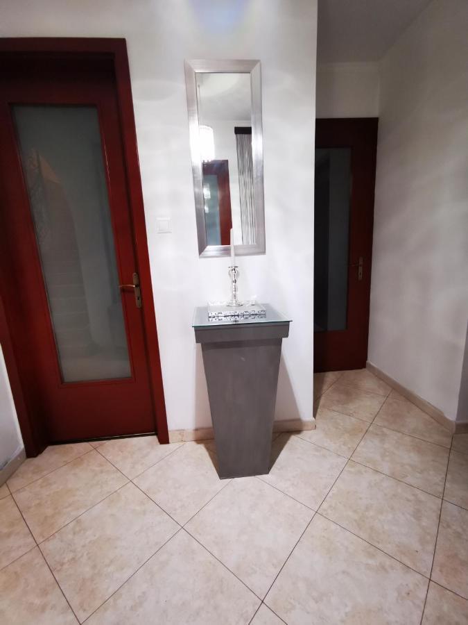 Apartamento Luxury Basement In The Surrounding Of Budapest Mogyoród Exterior foto