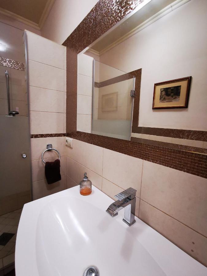 Apartamento Luxury Basement In The Surrounding Of Budapest Mogyoród Exterior foto